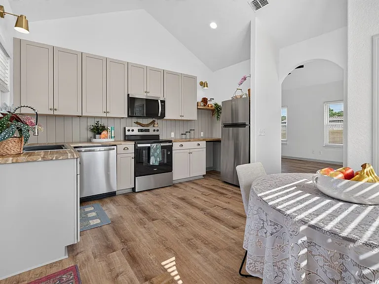 112 Remington Rd — Photo 6