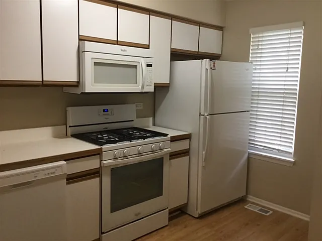 195 Half Moon Cir — Photo 2