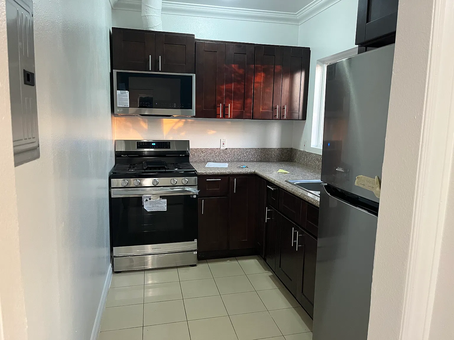 2 bed, 900 sqft, $2,400 — Photo 2