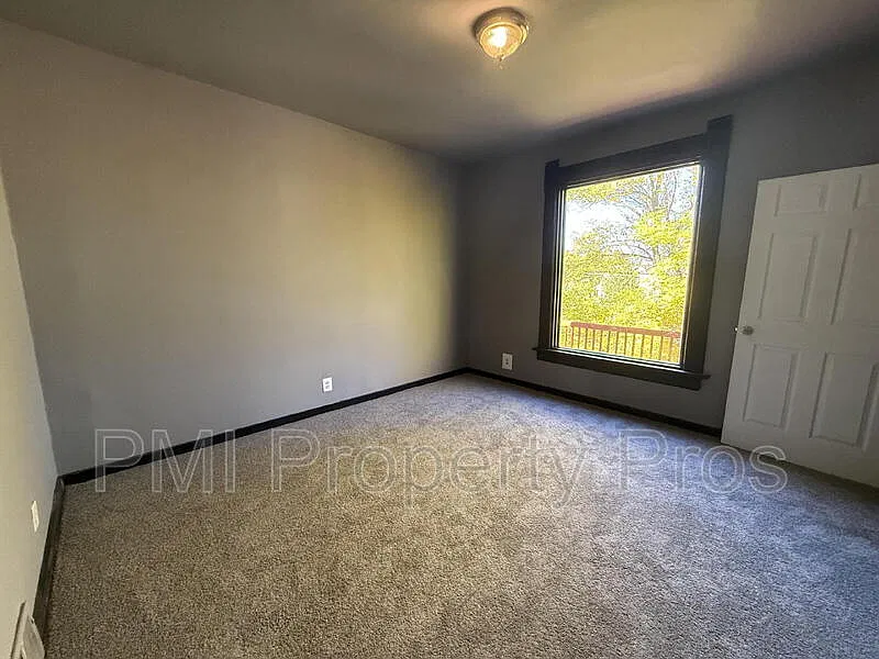 3 bed, 1.0 bath, 1196 sqft, $1,130 — Photo 3