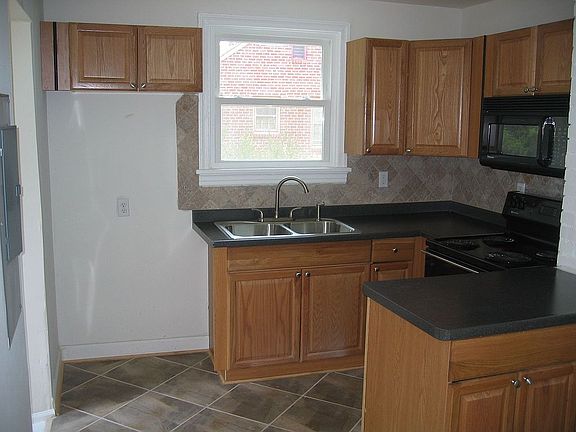Gorgeous Kitchen with new cabinets, ceramic tile floor and backsplash