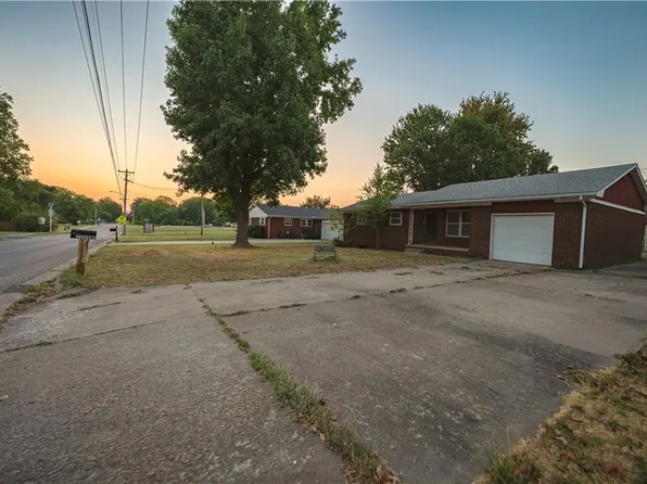 2206 W 1st St, Coffeyville, KS 67337