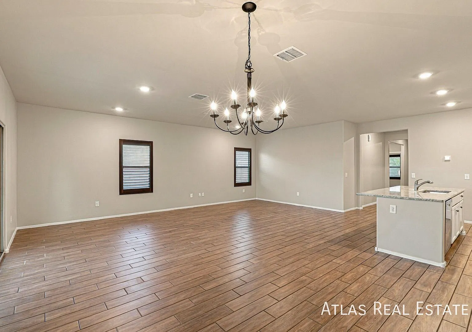 Beautiful Three Bedroom Home in Marana — Photo 3