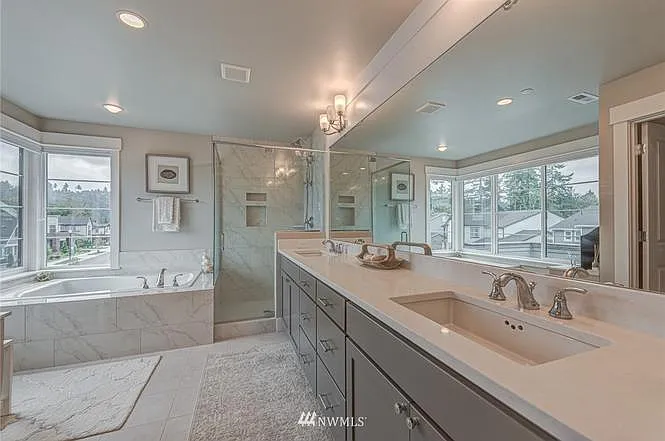 5 bed, 4.5 bath, 3999 sqft, $6,500 — Photo 1