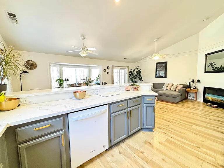 555 Reddington Dr — Photo 6