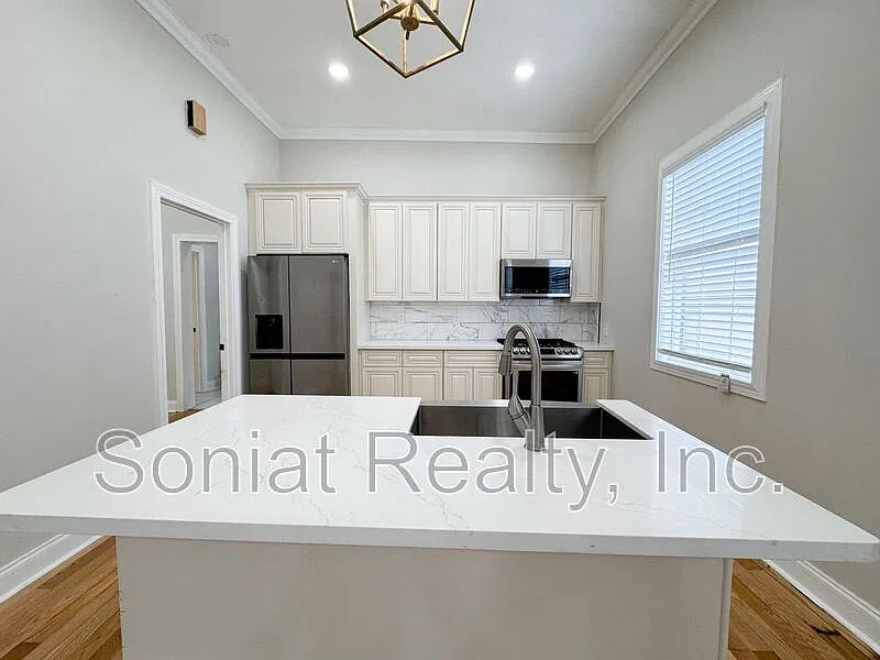 3 bed, 2.0 bath, 1100 sqft, $2,400 — Photo 4