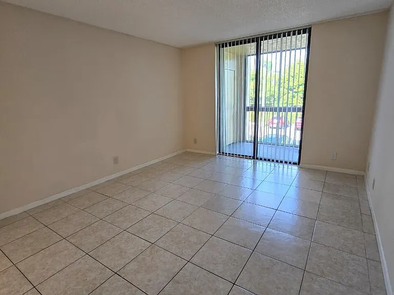 737 SE 1st Way #208 — Photo 2
