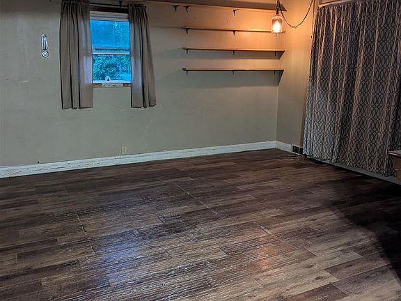 4th image of 403 Park St S
