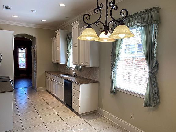 4th image of 502 Anderson Ct
