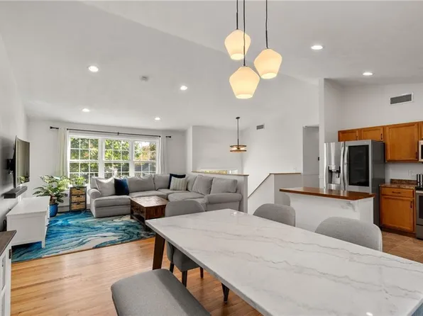 5 Meadow Ct, Smithfield, RI 02917