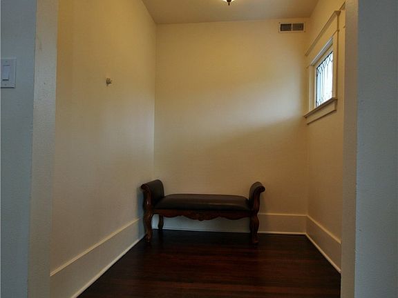 2nd image of 1216 N Steele St