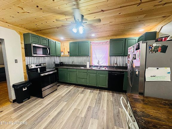 2nd image of 812 Andys Ridge Rd