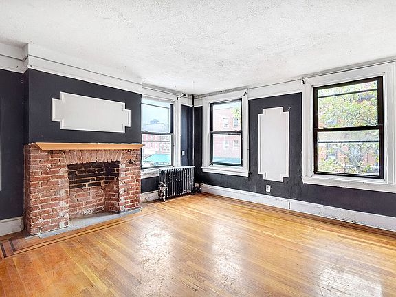 2nd image of 314 De Graw St Unit Townhouse 1