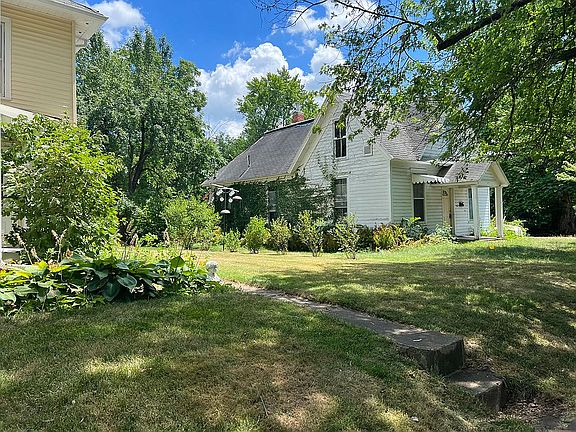 2nd view of front/side yard
