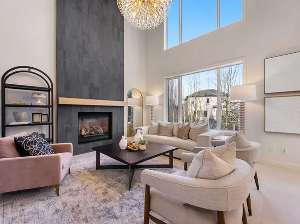 125 W Discovery Pl SW, Calgary, AB T3H 4N5