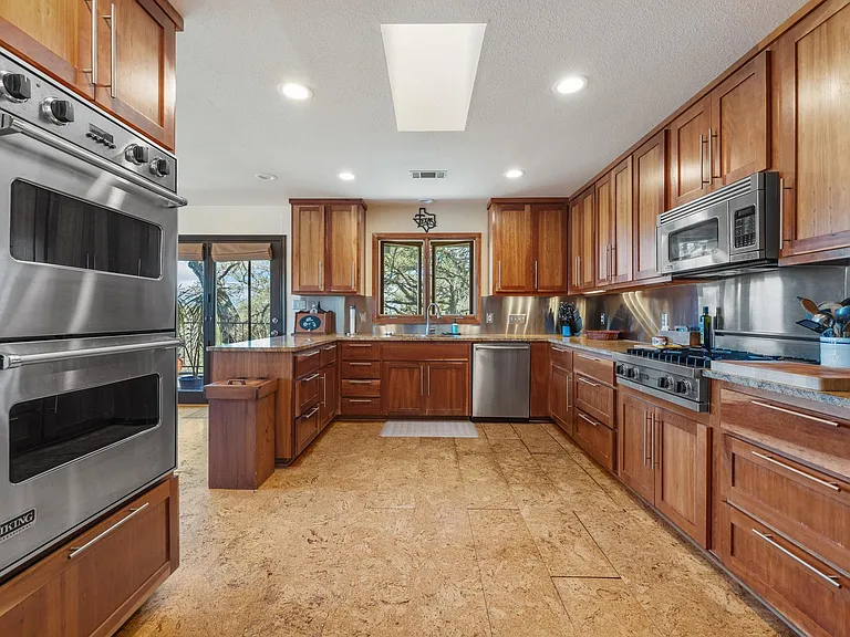 604 Rolling Green Dr — Photo 14