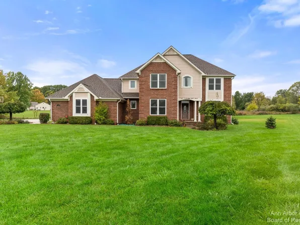 374 Marion Meadows Dr, Howell, MI 48843