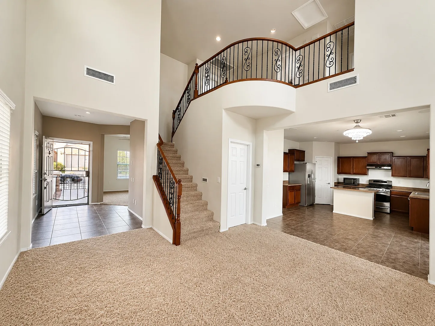3 bed, 2.5 bath, 2082 sqft, $2,292 — Photo 2