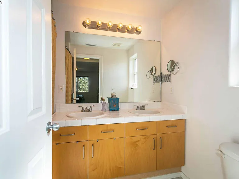 543 SW Portsmouth Pl — Photo 14