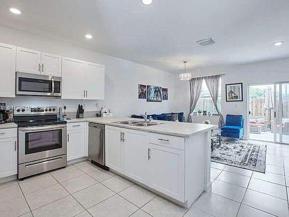 4th image of 2668 SE 15th Pl #0