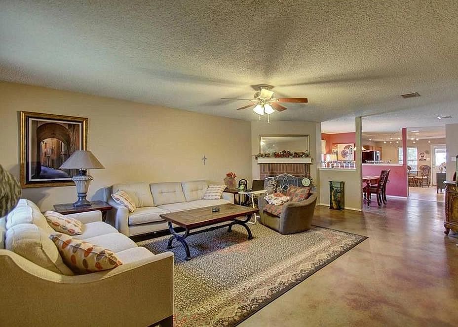 2nd image of 16209 Blanco Ln