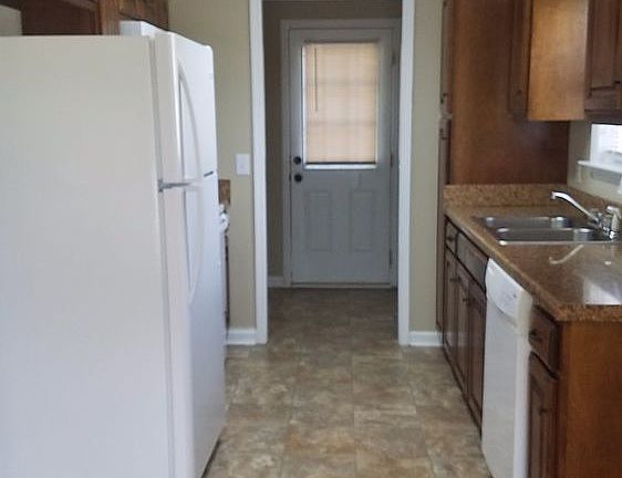 3rd image of 1311 Oak Dr