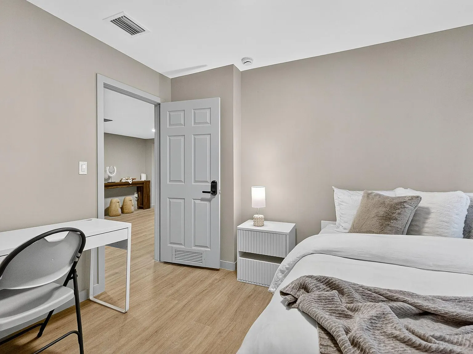 4 bed, 4.0 bath, 2090 sqft, $1,252 — Photo 2