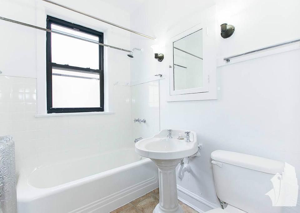 1st image of 2420 N Sawyer Ave #2420/1W