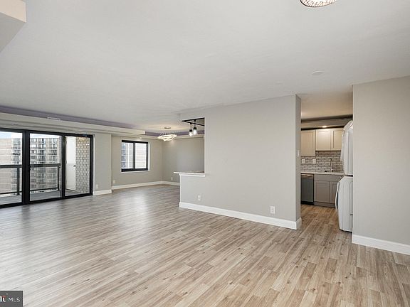 2nd image of 309 Yoakum Pkwy APT 1406