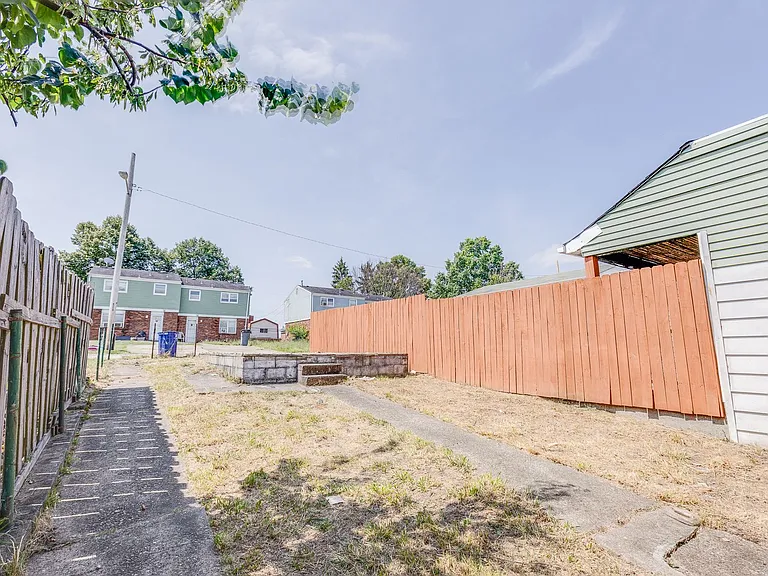2120 Salisbury St S — Photo 43