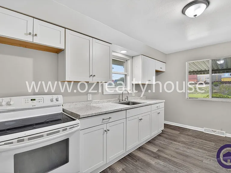 732 Coyne Ave — Photo 6