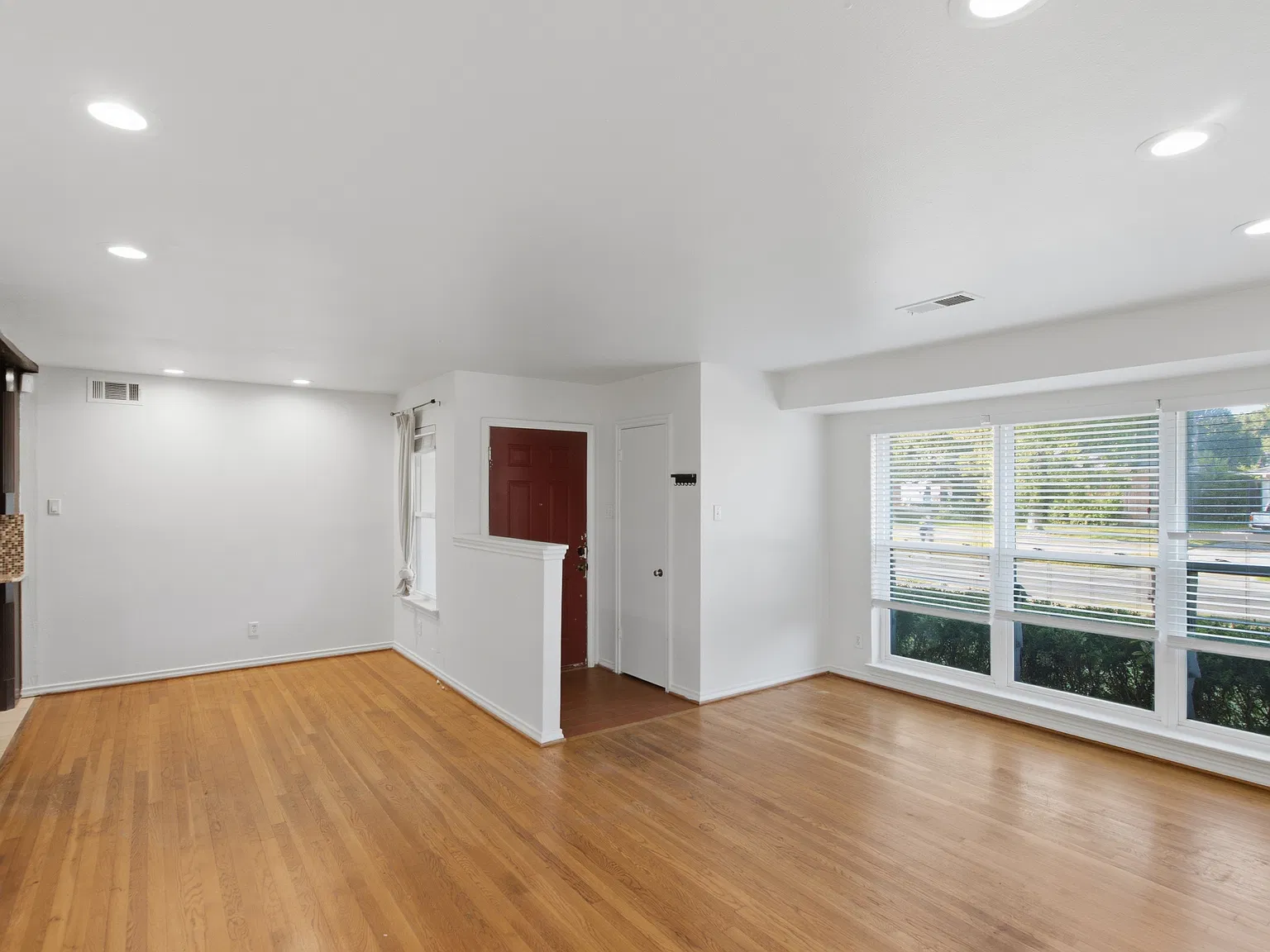 3 bed, 1269 sqft, $2,650 — Photo 2