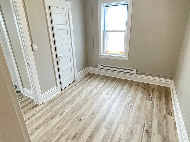 611 E 6th St — Photo 29