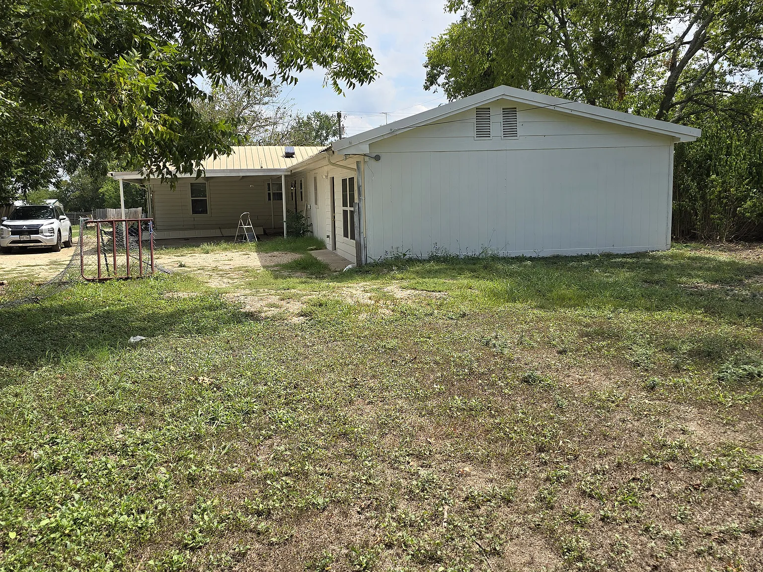 811 E Navarro Ave — Photo 1
