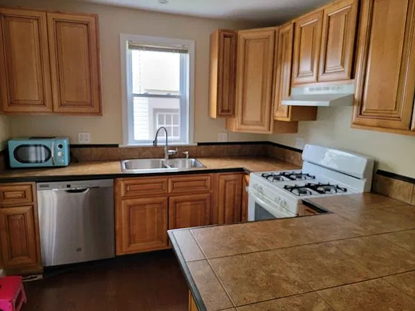 3 bed, 1600 sqft, $1,400 — Photo 3