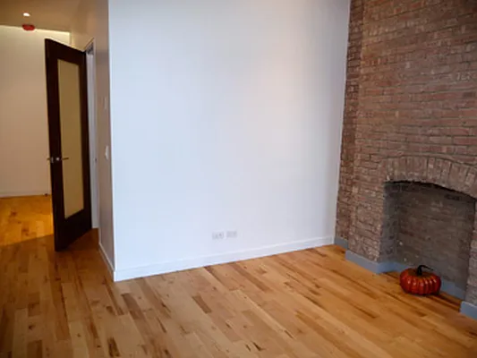 Rented by Perry Associates NYC Inc | media 4