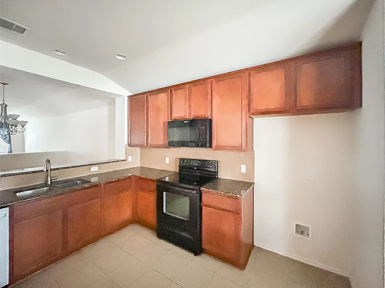 7810 Squirrel Hollow Dr — Photo 10