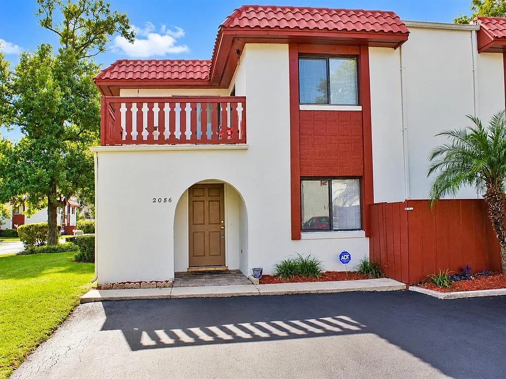 2 bed, 2.0 bath, 1361 sqft, $1,795 — Photo 2