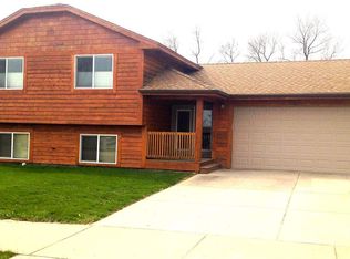 2013 Moore Dr, Saint Peter, MN 56082