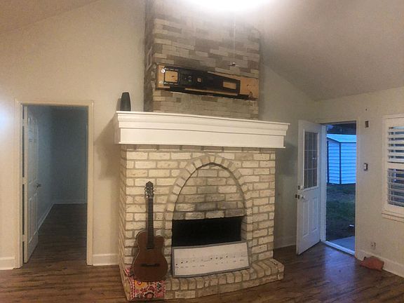 3rd image of 15427 Blackhawk Blvd