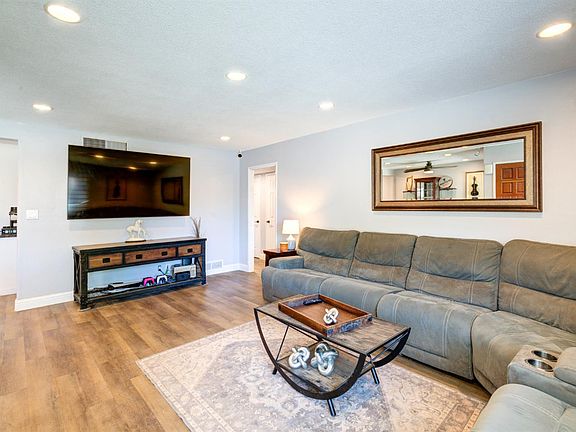3rd image of 3556 E Donner Ave