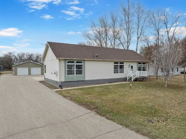 3020 47th St SE, Minot, ND 58701