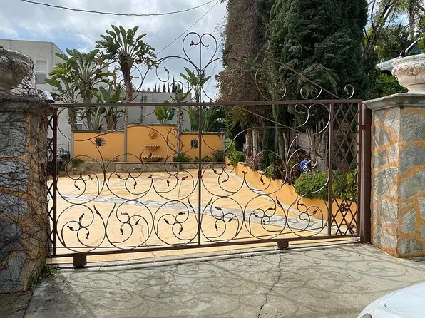 (undisclosed Address), Los Angeles, CA 90042