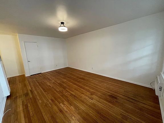 3rd image of 1124 Glenville Dr #2