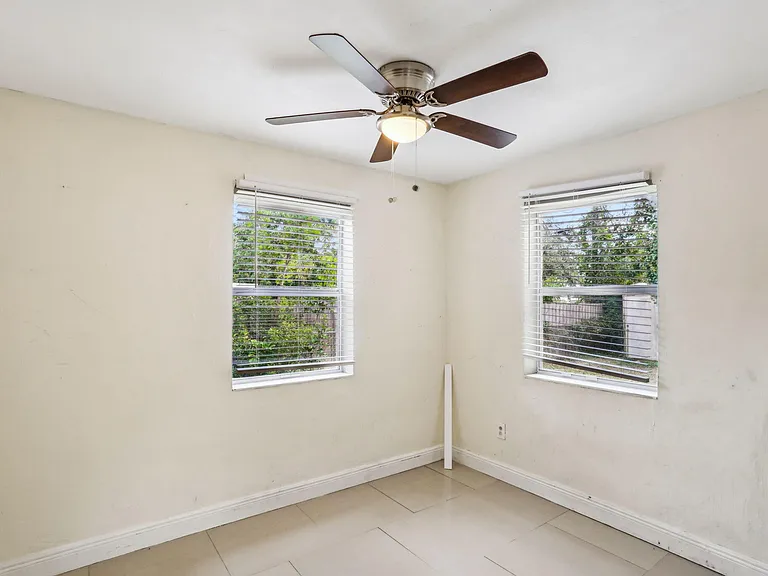 520 NE 45th St — Photo 11