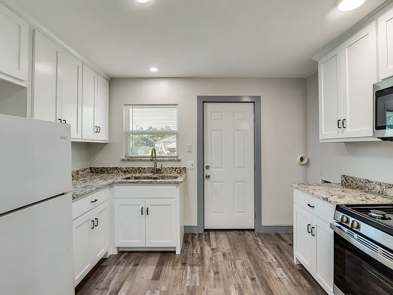 2210 Manor St — Photo 9
