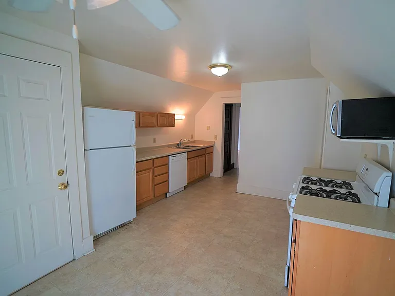 345-347 W Doty St — Photo 8