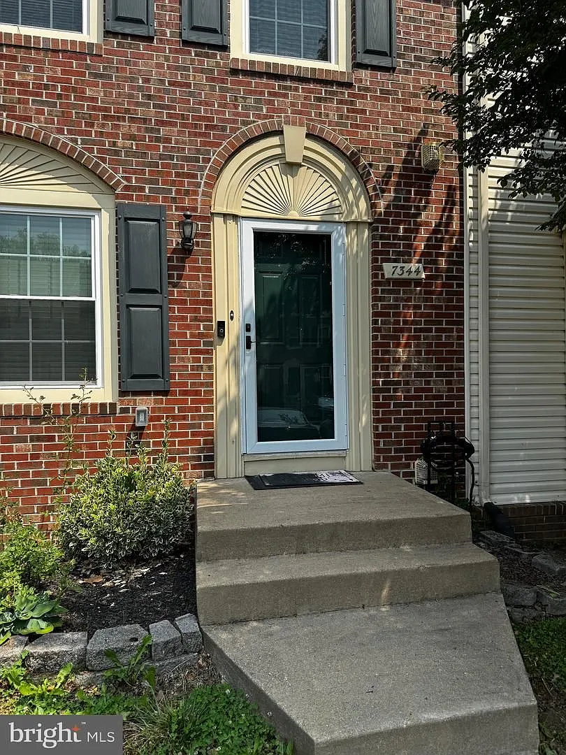 Charming 3BR/3.5BA 3 Level Townhome in Lorton — Photo 3