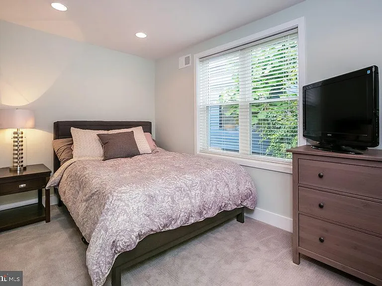 2233 Latona St — Photo 11
