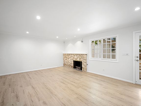 5th image of 16942 Kinzie St